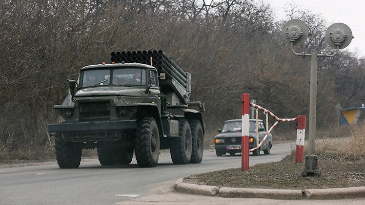 Lugansk y Donetsk culminan la retirada de 400 piezas de equipo pesado