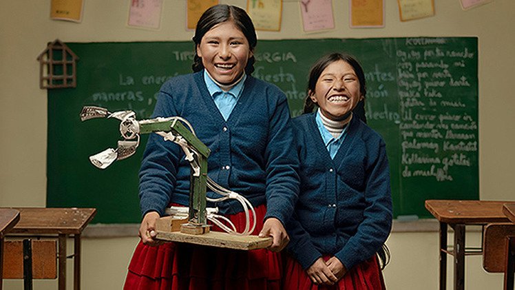 Niñas campesinas bolivianas crean un brazo hidráulico con material reciclable