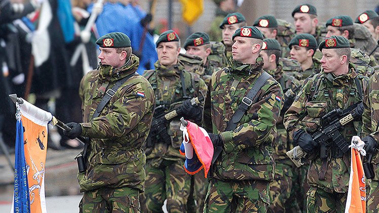 Video: Un estonio saluda a los militares de la OTAN agitando la bandera rusa