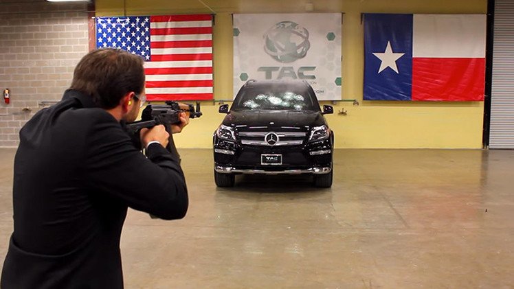 ¿Qué pasa si disparamos a un Mercedes con una AK-47?