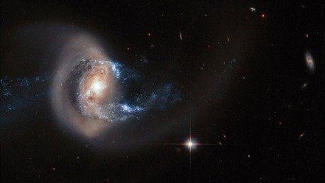 El telescopio Hubble capta un asombroso acto de canibalismo galáctico