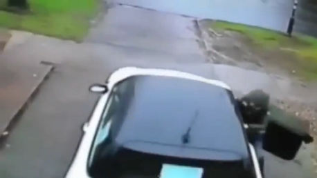 Impactante: un ladrón arrastra a una mujer por el asfalto cuando le roba el coche