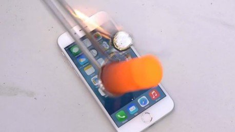 ‘Terminator’ vs. Apple: Vierten aluminio fundido sobre un iPhone 6