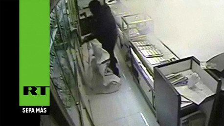 Entran a robar en una joyería pero no se esperaban un piso tan resbaloso