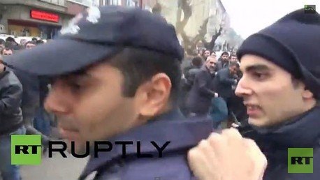 Video: Policía turco golpea a su colega por rechazar el uso del gas pimienta