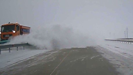 La peor máquina quitanieves: Te cubre el coche con más nieve
