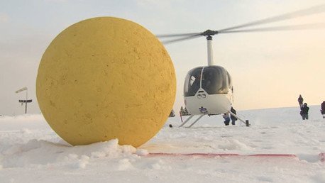 Video: Nueva práctica de jugar al golf con helicópteros causa furor en Rusia