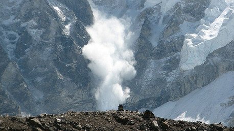 Al menos 108 personas muertas por una avalancha de nieve en Afganistán