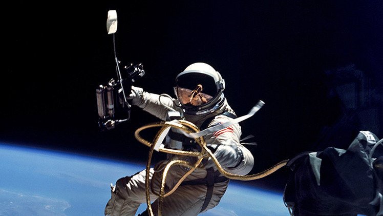 Video: Astronautas de la NASA salen al espacio abierto 