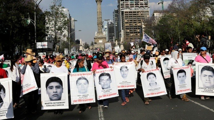 México: Autoridades no dejan que los padres de normalistas accedan a cuarteles militares
