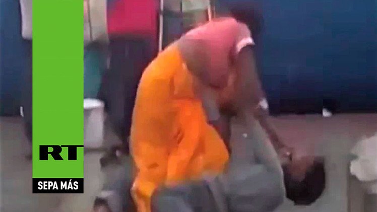 Una mujer azota contra el piso a su acosador en la India 