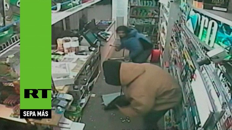 Una mujer logra defender la tienda 'con uñas y dientes' de dos ladrones armados 