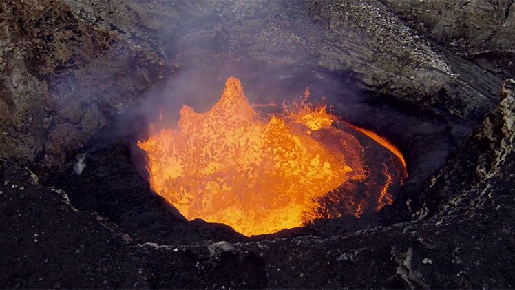 Todo por la ciencia: Impresionantes imágenes de cómo sacrifican drones en la boca de un volcán