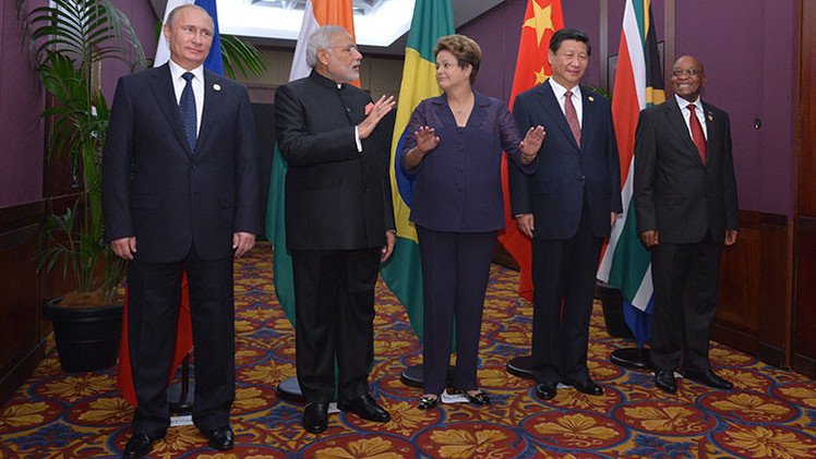 "El imperio de EE.UU. está cayendo, y los BRICS crean un mundo alternativo"