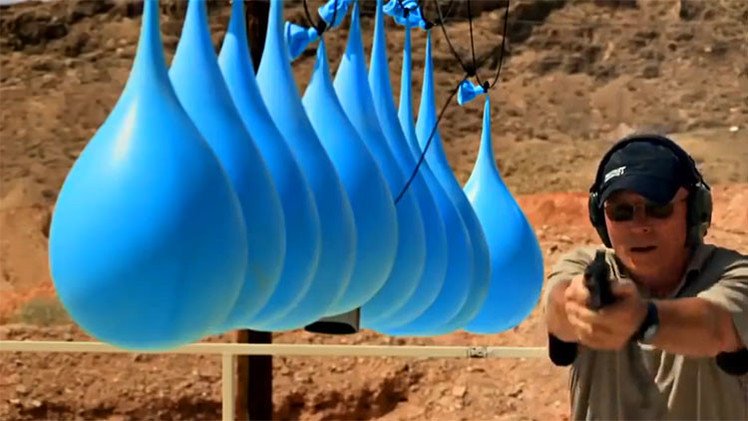 ¿Cuántos globos llenos de agua son suficientes para detener una bala?