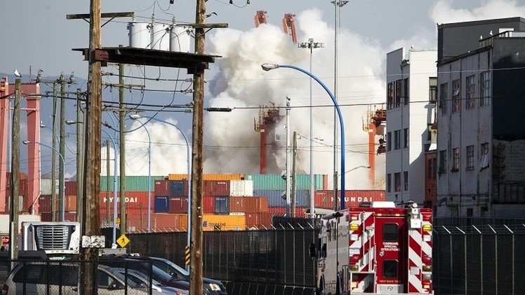 Video, fotos: Nubes de humo tóxico por un incendio en el puerto de Vancouver