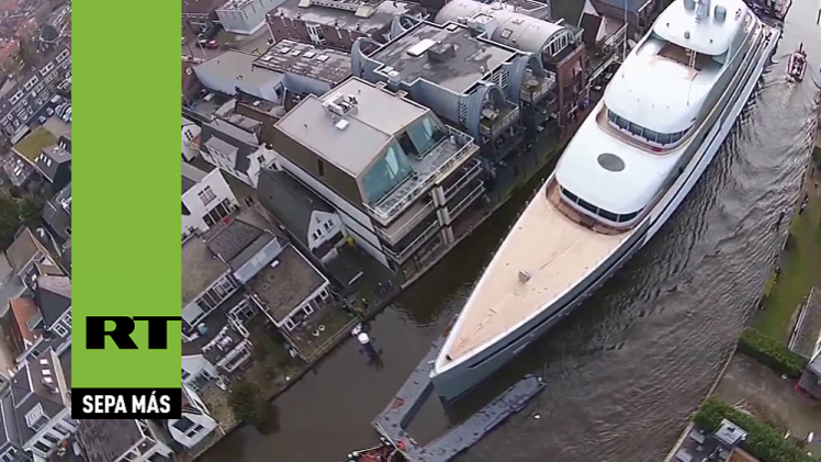 Un superyate navega por los canales holandeses
