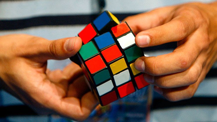¿Cómo resolver el famoso cubo de Rubik en un minuto y con una sola mano?