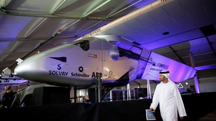El primer avión solar sale de los Emiratos Árabes Unidos para dar la vuelta al mundo