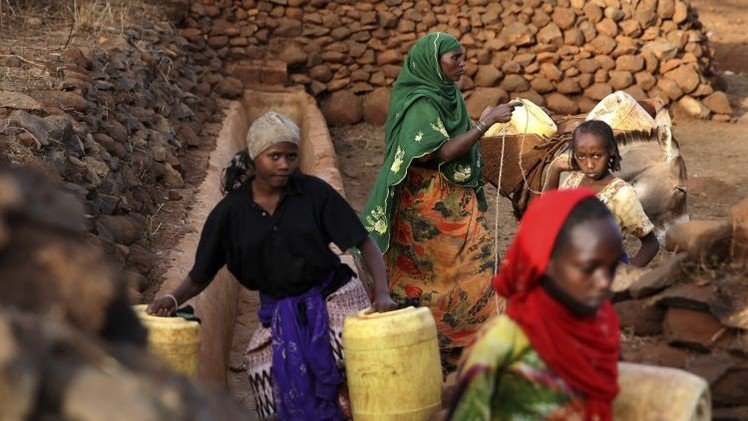 El agua sucia mata a más mujeres que el sida y el cáncer 