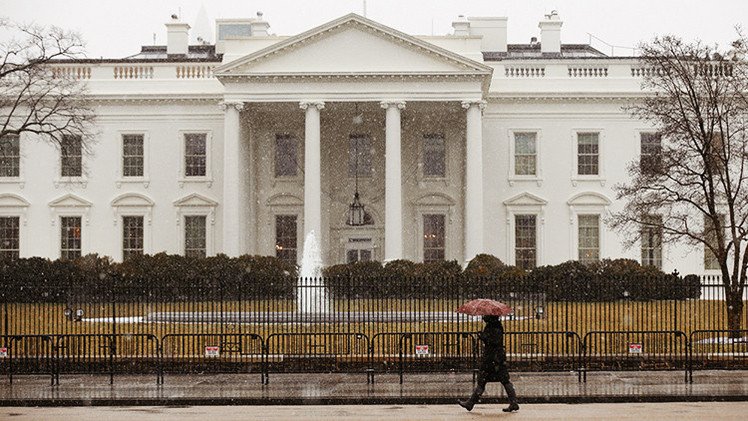 Agentes secretos de EE.UU. acusados de estrellar su coche en la valla de la Casa Blanca