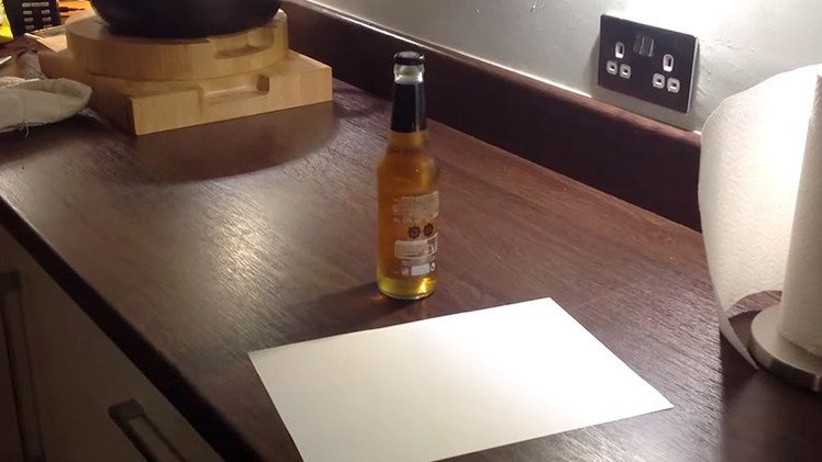 Cómo abrir una cerveza con una hoja de papel