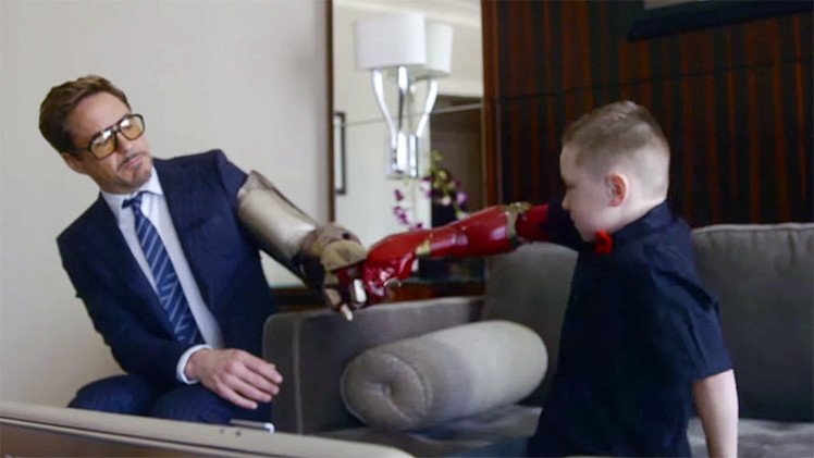 'Iron Man' regala un brazo biónico a un niño discapacitado de 7 años