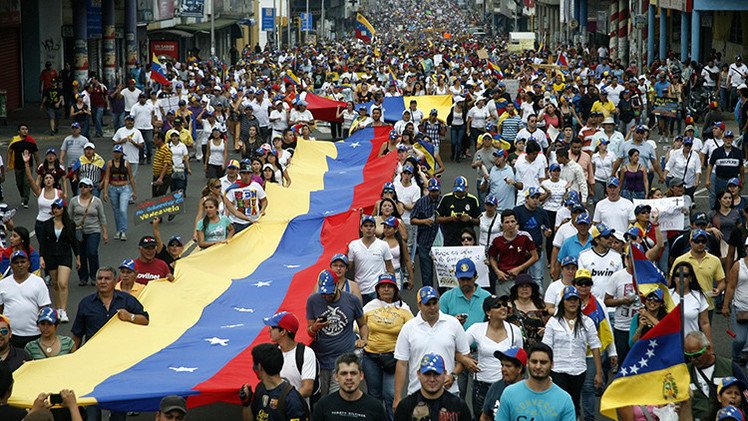 Maduro: "Si aquí gobernara Rajoy ya hubiera echado a la gente de sus casas"