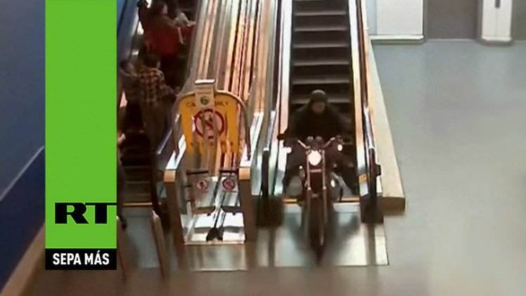 Persecución fallida de un motociclista dentro de un centro comercial