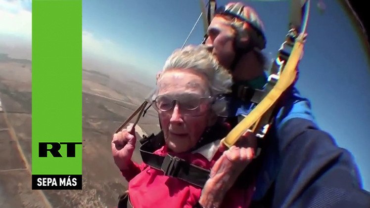 Una abuela salta en paracaídas por sus 100 años