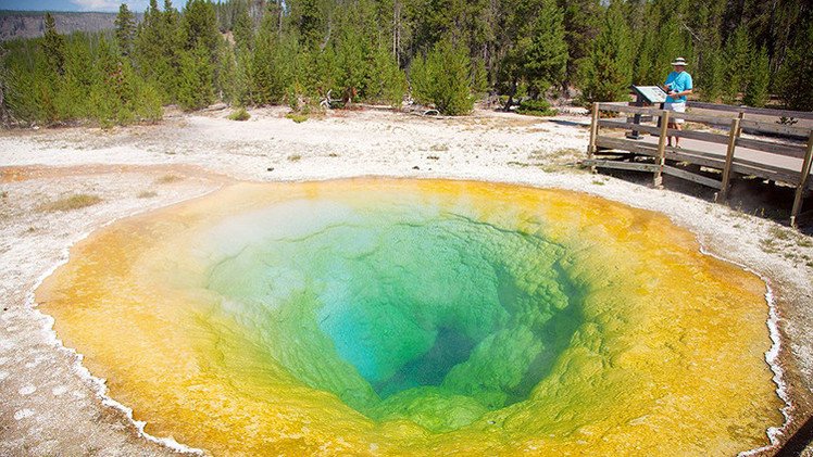 Los turistas le cambian el color de la fuente del Yellowstone 