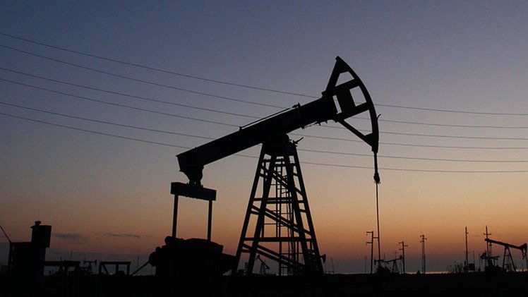 Experto saudita: "El desplome de los precios del crudo se debe a especulaciones"