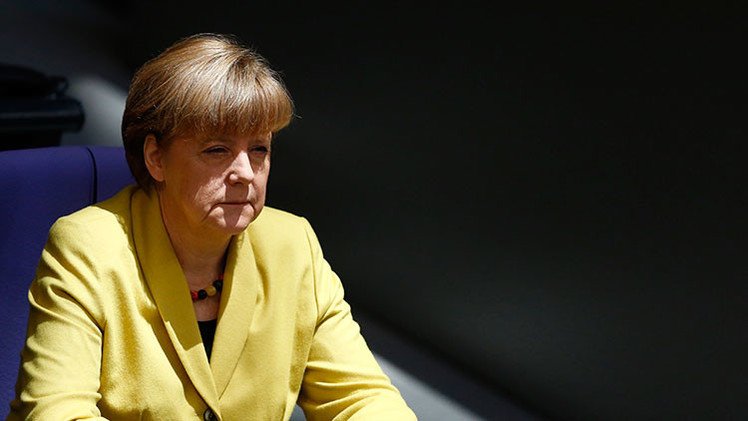 "Merkel participa en el blanqueo de los crímenes del Tercer Reich"