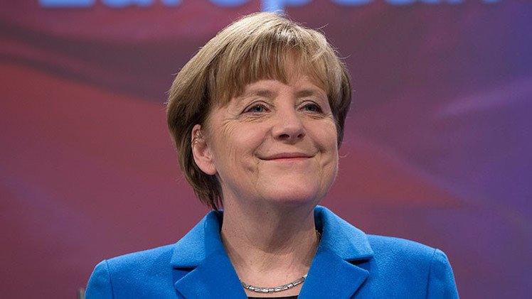 '¡Feliz Día de la Victoria, frau Merkel!': La canciller alemana, objetivo de un 'flash mob'