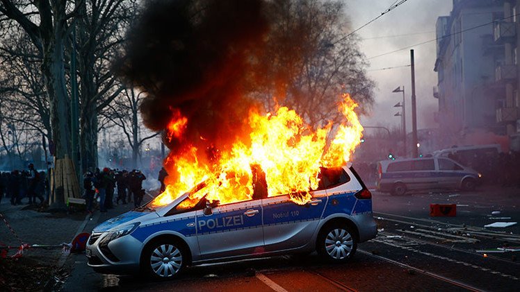 Política alemana compara los disturbios en Fráncfort con Maidán
