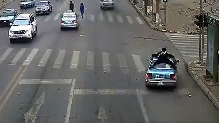 Un taxista chino 'paseó' a un policía un kilómetro... ¡en el techo de su coche!