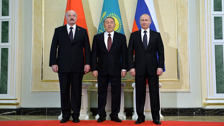 Putin invita a Bielorrusia y Kazajistán a formar una unión monetaria con Rusia