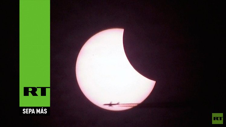 IMÁGENES ESPECTACULARES: Un avión pasa volando con el eclipse solar de fondo 