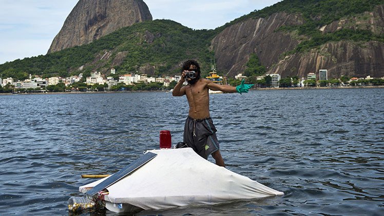 Fotos: Ingenioso indigente brasileño vive en una 'casa' flotante