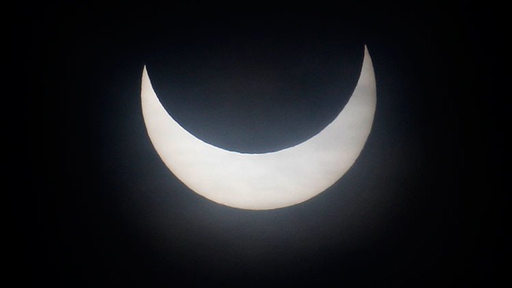Escuela británica prohíbe a los niños ver el eclipse solar por razones "culturales y religiosas"