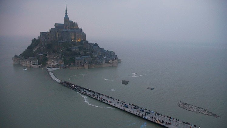 FOTOS, VIDEO: La 'marea del siglo' convierte a una antigua abadía en una isla en Francia