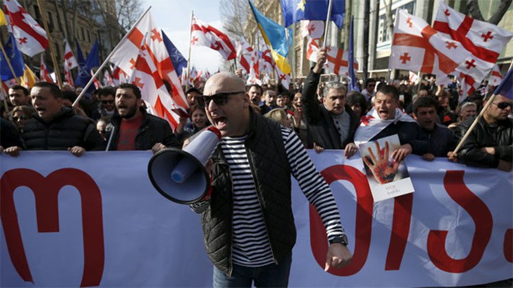 Miles de personas participan en una protesta antigubernamental en la capital de Georgia