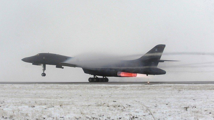 Video: El bombardero B-1B Lancer de EE.UU. roza las cabezas de los fotógrafos al despegar