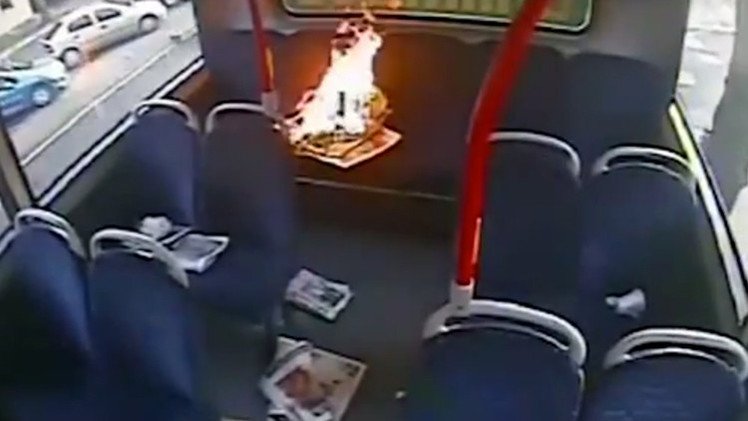 Un joven prende fuego en un autobús sin razón aparente