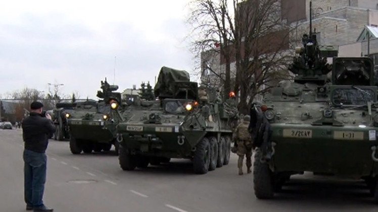 Se prohíbe a los checos tirar tomates y huevos al convoy militar de EE.UU.