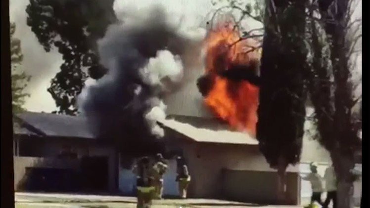 El trágico momento en que un bombero cae por un techo en llamas