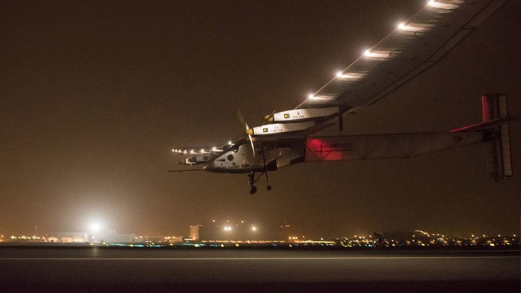 ¿Cómo es volar en el primer avión solar que dará la vuelta al mundo?