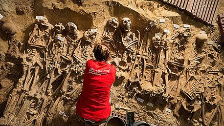 Hallan una fosa común con 200 cuerpos bajo un supermercado en el centro de París