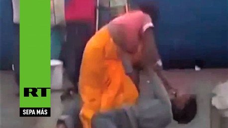 Una mujer azota contra el piso a su acosador en la India