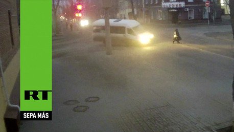 Una mujer esquiva la muerte en un accidente de tráfico